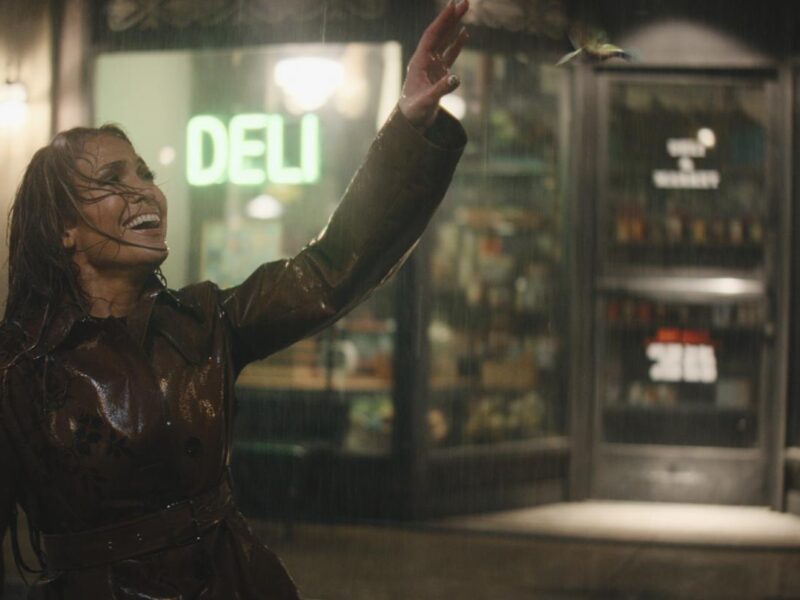 ‘This is Me…Now’ (2024) – Um musical espetacular estrelado por JLo como protagonista absoluta em: uma distopia musical na forma de um videoclipe