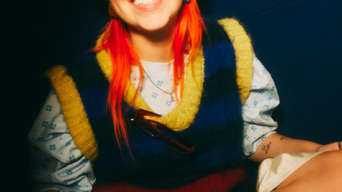 Amelia Moore returns with new single “that girl”