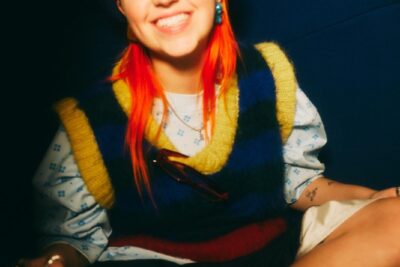 Amelia Moore returns with new single “that girl”