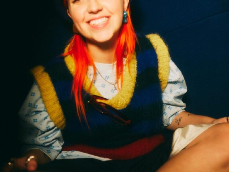 Amelia Moore returns with new single “that girl”