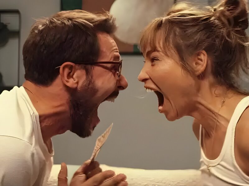 Mátame si te atreves, cariño (2024) – Película en Netflix: Una comedia de humor macabro a la que le falta (mucho) de macabro