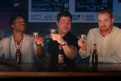 Ricky Stanicky (2024) – Uma comédia no Prime Video: Uma comédia de “amiguinhos” para uma sexta-feira em família com um toque retrô e ousado