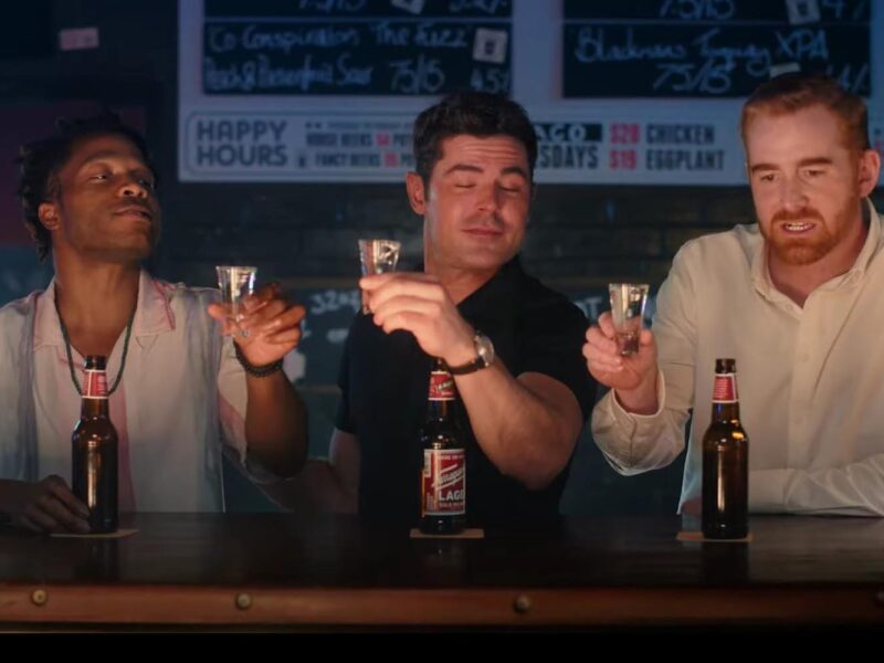 Ricky Stanicky (2024) – Uma comédia no Prime Video: Uma comédia de “amiguinhos” para uma sexta-feira em família com um toque retrô e ousado