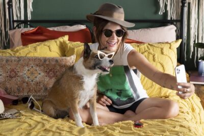 “Una famiglia di cuccioli” Commedia romantica su Prime Video: Arriva la primavera, l’amore… E le gravidanze canine