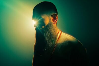 《光之安塔雷斯：末日教派大揭秘》是Netflix上的一部纪录片，展现了一个令人震惊的犯罪、扭曲的现实、邪教和迷幻药物的完美结合，创造了巨大的影响力。