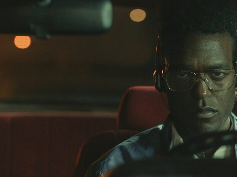 『ゼム』シーズン2 – Amazon Prime Videoで視聴可能な恐怖のドラマシリーズ：90年代における心理的恐怖を描く。