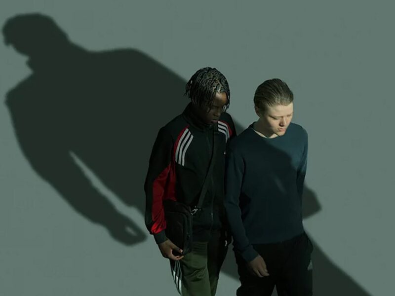 《谁来救我》（2024）Netflix 系列：一个关于更加悲惨现实的戏剧性描绘