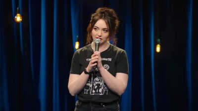 「ファーン・ブレイディの自閉症のビキニクイーン」Netflixの特別コメディ：フェルン・ブレディの自己皮肉と自然さ。