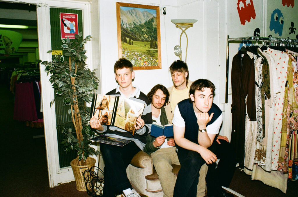 Die üblichen Jungs – Ein Schwede, ein Finne, ein Schotte und ein Engländer treffen sich in Berlin und gründen eine Band. Dieses aufregende Quartett veröffentlicht nun ihr Debütalbum „Failing To Be“