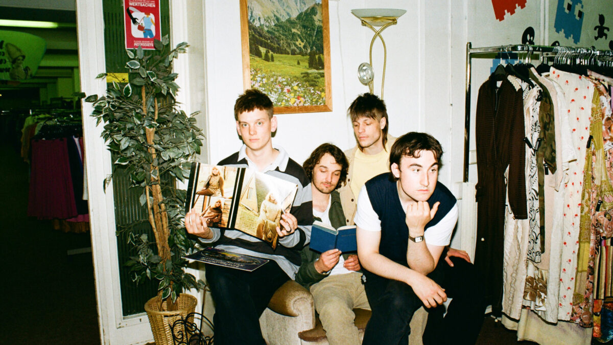 Die üblichen Jungs – Ein Schwede, ein Finne, ein Schotte und ein Engländer treffen sich in Berlin und gründen eine Band. Dieses aufregende Quartett veröffentlicht nun ihr Debütalbum „Failing To Be“