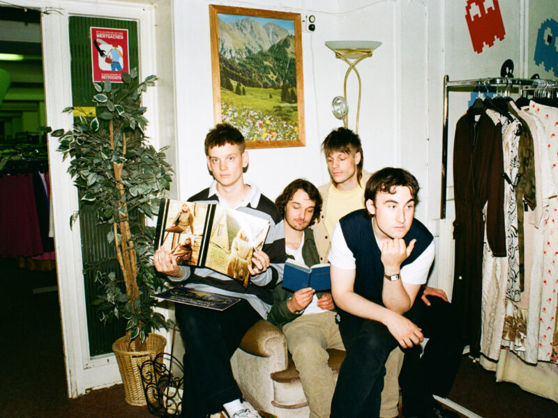 Die üblichen Jungs – Ein Schwede, ein Finne, ein Schotte und ein Engländer treffen sich in Berlin und gründen eine Band. Dieses aufregende Quartett veröffentlicht nun ihr Debütalbum „Failing To Be“