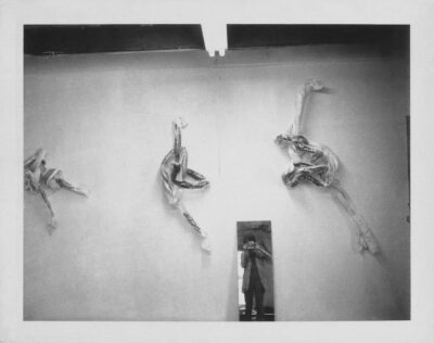 ‘Sparkle knots’ in the artist’s Baxter Street studio, New York City, 1972 © Lynda Benglis. Licensed by VAGA at Artists Rights Society (ARS), NY. Photo: Lynda Benglis.