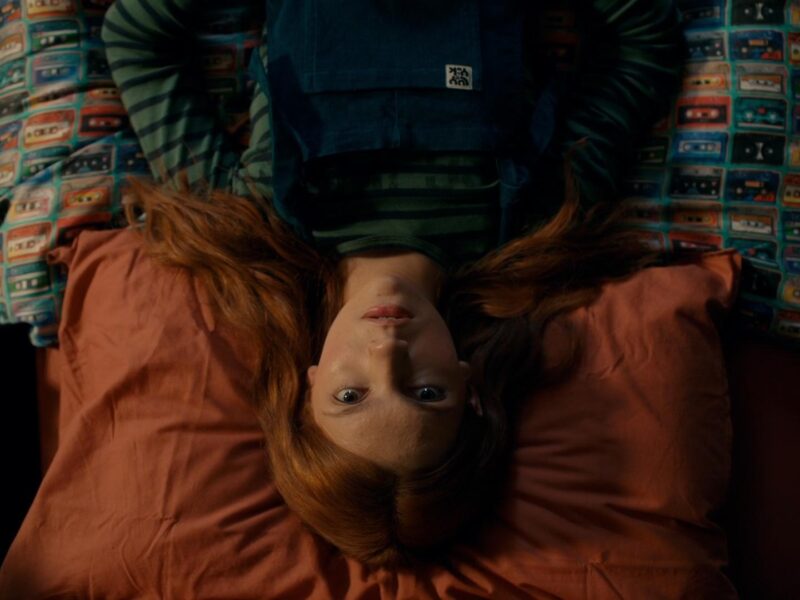 ‘괴짜지만 예쁜 걸’: 고전적이면서도 진부한 또 하나의 청소년 코미디