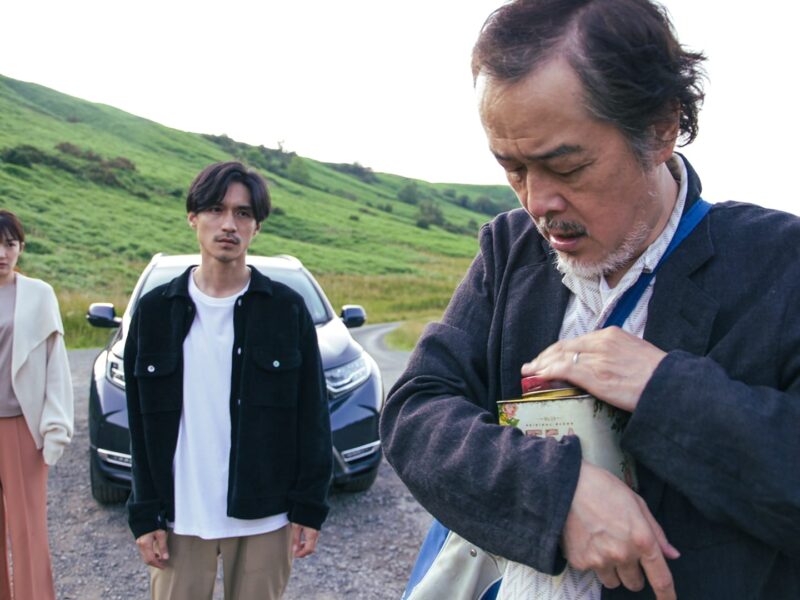 “Cottontail” 영화 리뷰: 시간과 가족 관계에 대한 감동적인 이야기