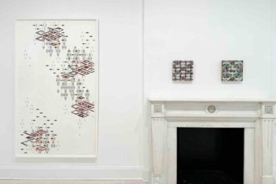 Alisan Fine Arts New York met en lumière trois artistes basés en Californie, liant des symboles historiques à des réalités contemporaines