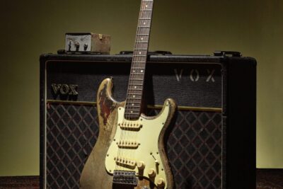 로리 갤러거가 소유한 세계에서 가장 유명한 펜더 스트라토캐스터가 보헤미 신거리로 이동합니다.