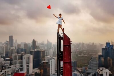 Skywalkers: A Love Story: A Netflix’s Tale of Love, Risk, and Trust on the World’s Highest Buildings