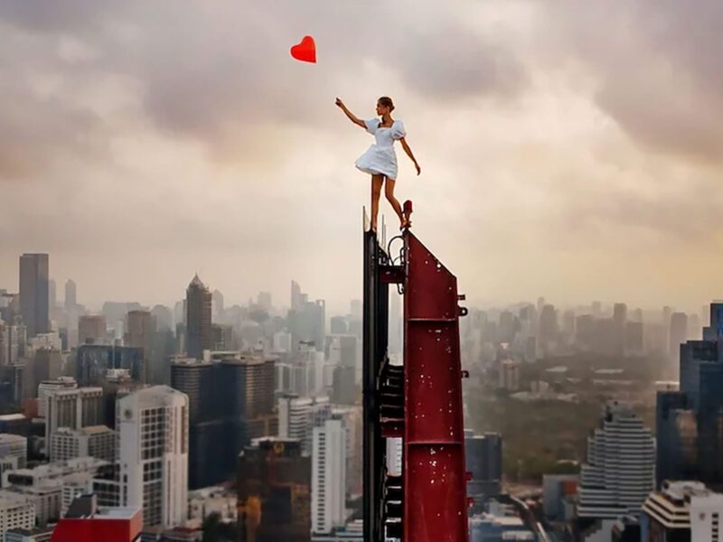 「スカイウォーカーズ: ある愛の物語」- 高層ビルを舞台に描かれるリスク、愛情、そして信頼