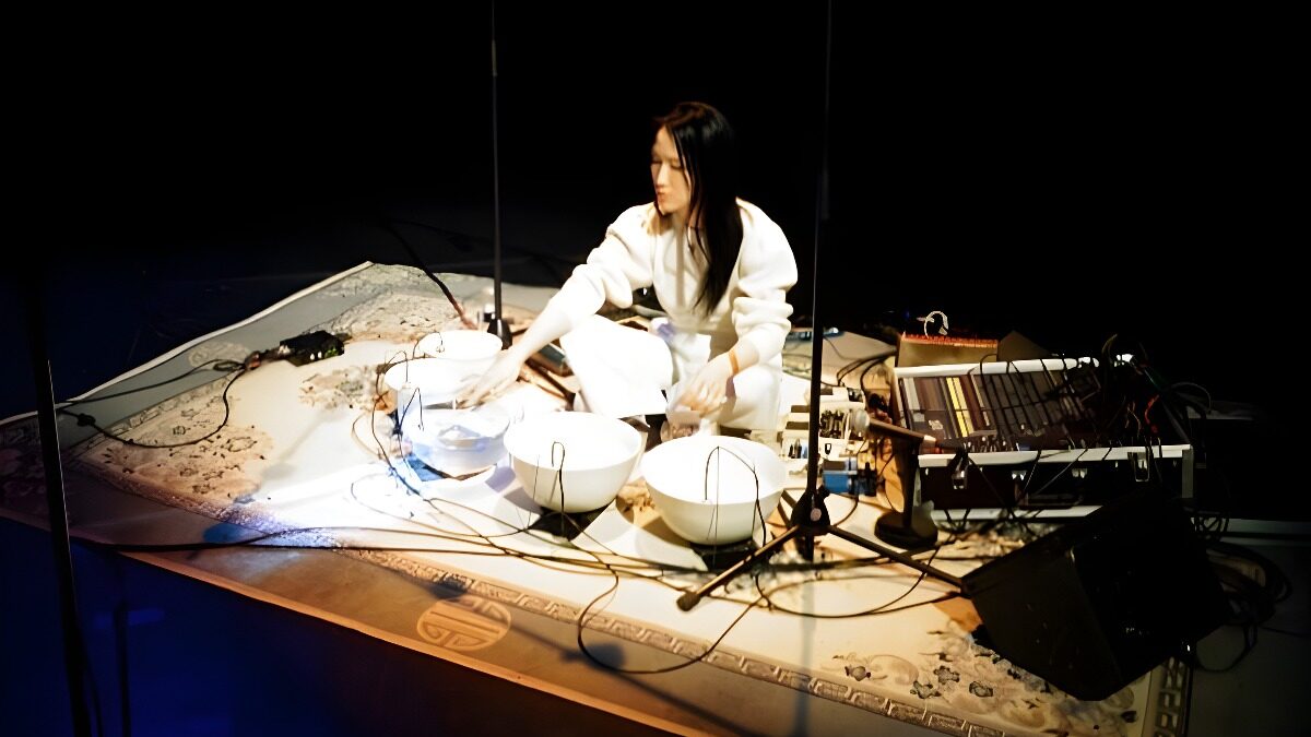 Música creada con agua, cerámica y micrófonos subacuáticos: la sesión de escucha de la artista japonesa Tomoko Sauvage para este sábado en La Terraza Magnética