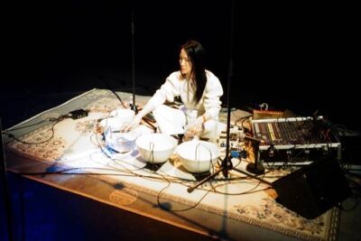 Música creada con agua, cerámica y micrófonos subacuáticos: la sesión de escucha de la artista japonesa Tomoko Sauvage para este sábado en La Terraza Magnética