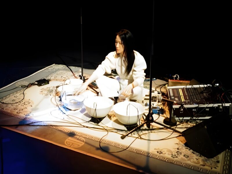 Música creada con agua, cerámica y micrófonos subacuáticos: la sesión de escucha de la artista japonesa Tomoko Sauvage para este sábado en La Terraza Magnética