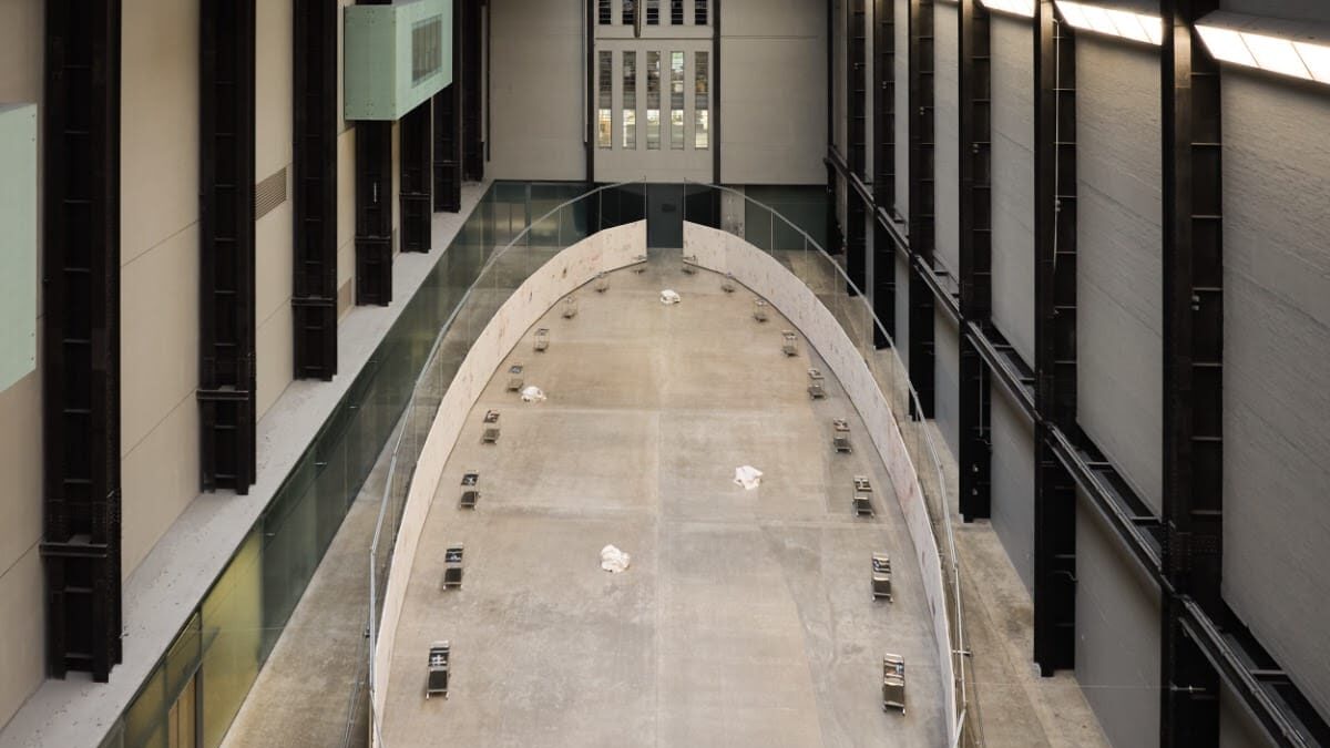 «UNIQLO Tate Play: El Jardín Inundado de Oscar Murillo – Un Relato de Creatividad Colaborativa y Protesta Artística»