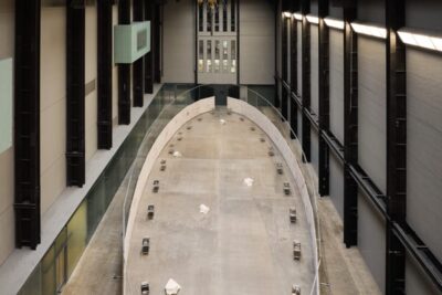 UNIQLO Tate Play: Oscar Murillo présente &lsquo;The flooded garden&rsquo;