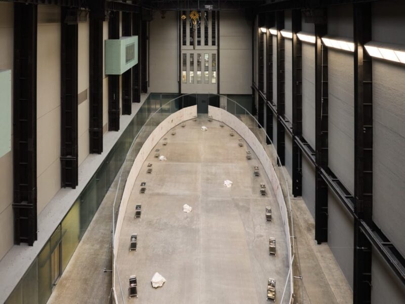 «UNIQLO Tate Play: El Jardín Inundado de Oscar Murillo – Un Relato de Creatividad Colaborativa y Protesta Artística»