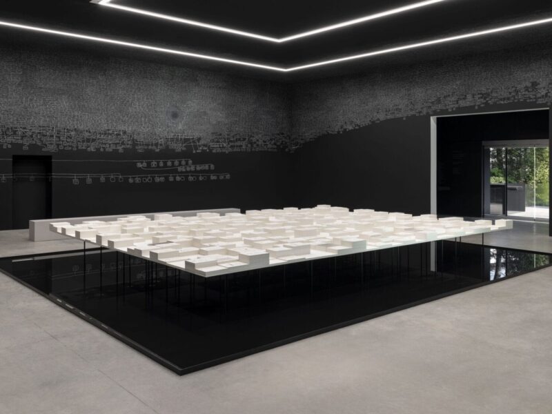 테이트, 퀸즐랜드 미술관 | 갤러리 오브 모던 아트와 제휴하여 황금사자상 수상작인 아치 무어의 친족 작품 인수