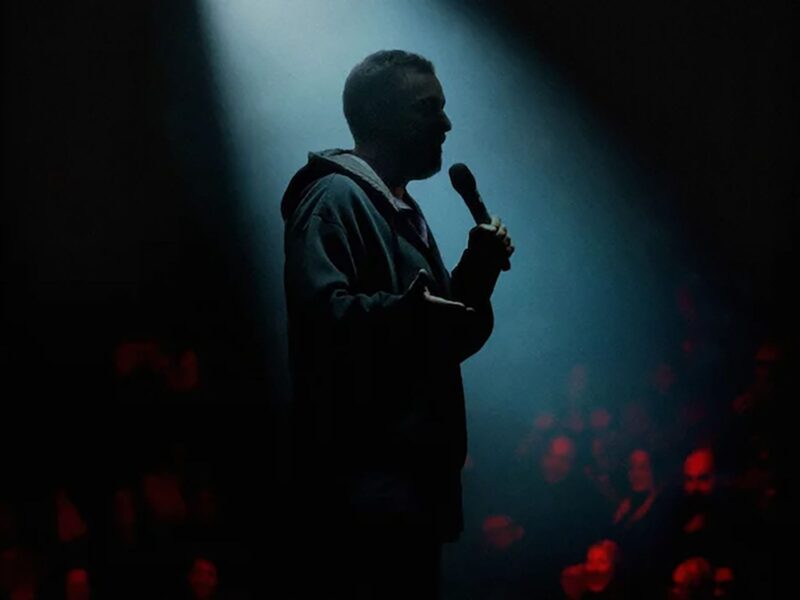 “애덤 샌들러: 애정 충만”: 아담 샌들러의 더 동정적이고 음악적인 면모