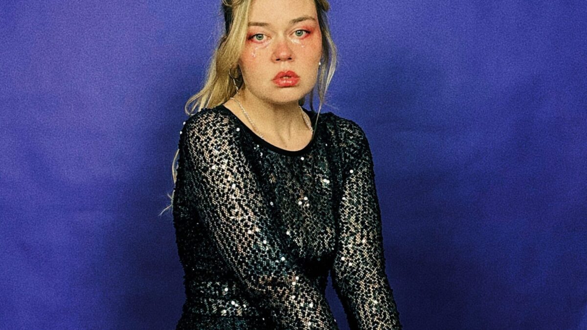 A sensação pop dinamarquesa Theresa Rex lança o single “Ugly Cry”, carregado de emoção