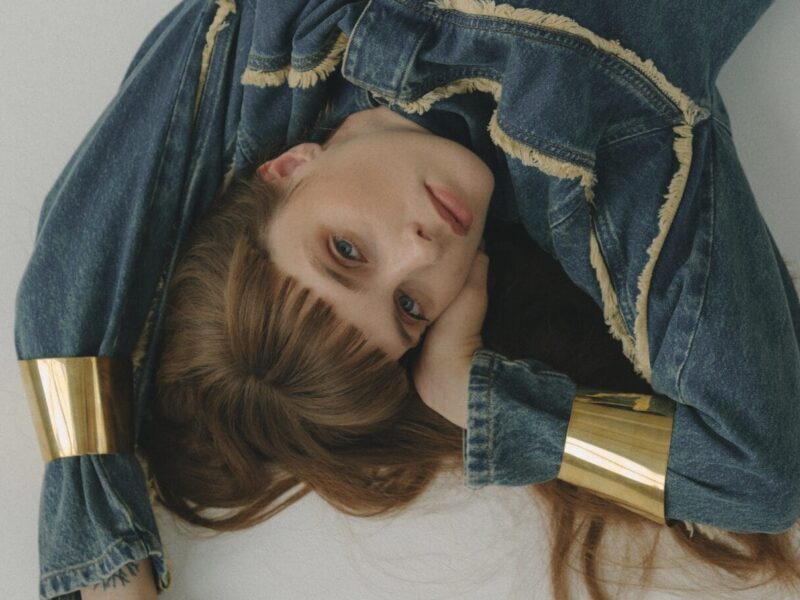 丹麦流行女歌手 MAGLY 在最新单曲中寻求 “诚实”