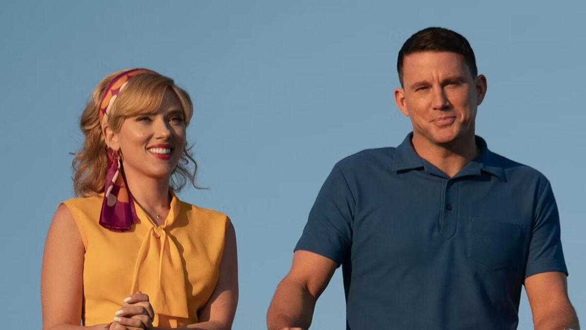 „Trimite-mă la Lună” este o comedie romantică împletită cu teme de marketing și călătorii spațiale