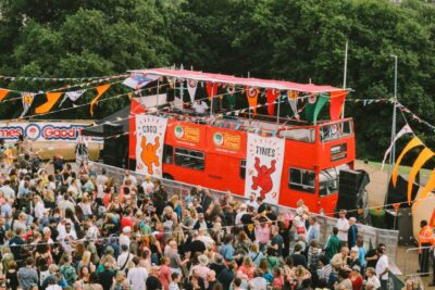 곡 완과 노먼 제이가 알렉산드라 팰리스에서 8월 은행 휴일에 파티를 열다