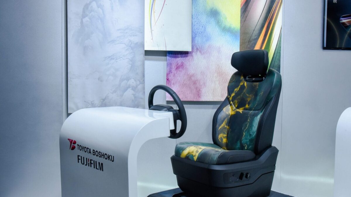 富士フイルムとトヨタ紡織中国、北京モーターショーで革新的なパーソナライズドカーシートを展示