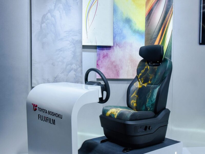 富士フイルムとトヨタ紡織中国、北京モーターショーで革新的なパーソナライズドカーシートを展示