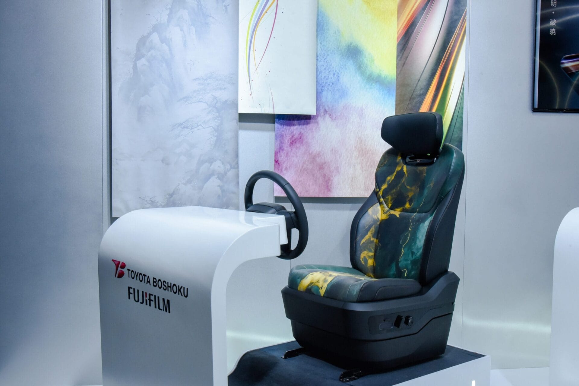 富士フイルムとトヨタ紡織中国、北京モーターショーで革新的なパーソナライズドカーシートを展示
