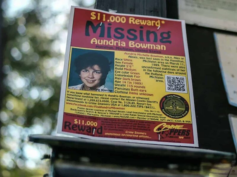 넷플릭스의 “인투 더 파이어: 사라진 딸”: 입양된 딸을 찾는 엄마의 이야기를 담은 다큐멘터리