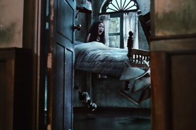 Netflix推出了一部名为《千万别回家》的全新泰国悬疑剧，讲述了一名失踪女孩的神秘故事