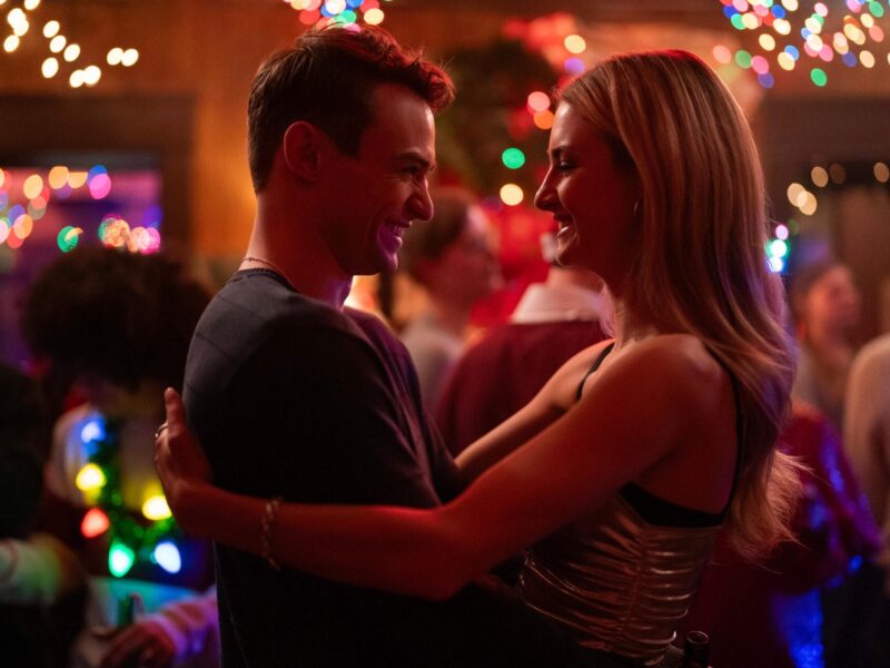 “내게 거짓말을 해봐”가 대학 캠퍼스에서 벌어지는 거짓말과 속임수, 소란스러운 관계를 그린 두 번째 시즌으로 Disney+에 돌아옵니다.