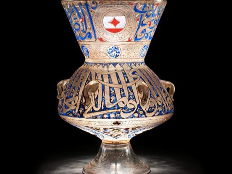 역사적인 이집트 모스크 램프가 본햄스 경매에서 기록적인 가격에 낙찰되었습니다