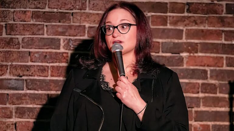 “Adrienne Iapalucci: The Dark Queen” – Stand-up na Netflix: a arte de ser humoristicamente incorreta