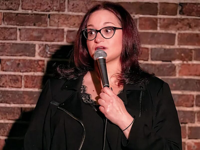 “Adrienne Iapalucci: The Dark Queen” – Stand-up na Netflix: a arte de ser divertida de forma incorreta