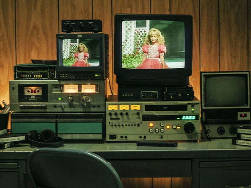 Netflixのドキュメンタリーミニシリーズ「コールドケース: ジョンベネ・ラムジーちゃんを殺したのは誰だ」: 衝撃的な殺人事件と議論を呼ぶメディア報道