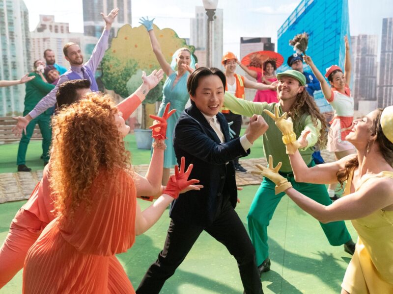 ディズニープラスに登場「インテリア・チャイナタウン」、スタイリッシュなドラマティック・コメディ