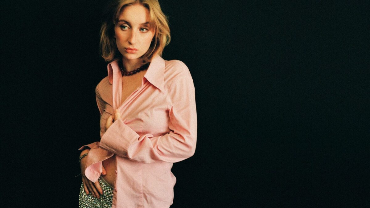 20歳のEmily Bowen、人生の誠実さを歌うデビューアルバムをリリース