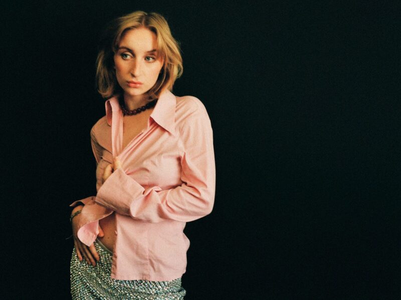 艾米莉-鲍文推出首张专辑《为此恨我》