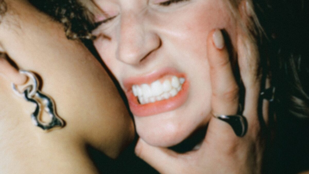 20歳のEmily Bowen、人生の誠実さを歌うデビューアルバムをリリース