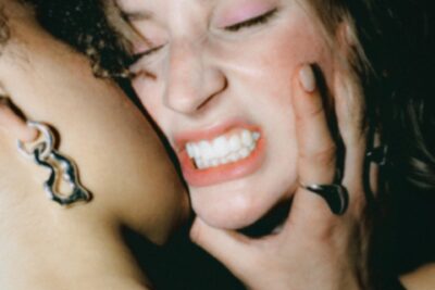 20歳のEmily Bowen、人生の誠実さを歌うデビューアルバムをリリース