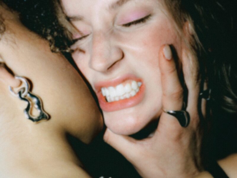 Emily Bowen presenta su álbum debut «Hate Me for This» (Ódiame por esto)